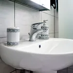 House - Sleeps 4 - Private Courtyard - Parking *