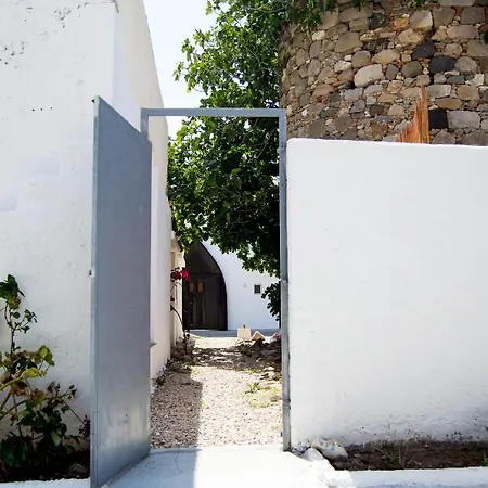 House - Sleeps 4 - Private Courtyard - Parking