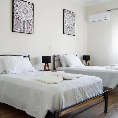 House - Sleeps 4 - Private Courtyard - Parking بيت للعطل *