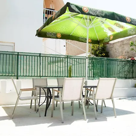 House - Sleeps 4 - Private Courtyard - Parking