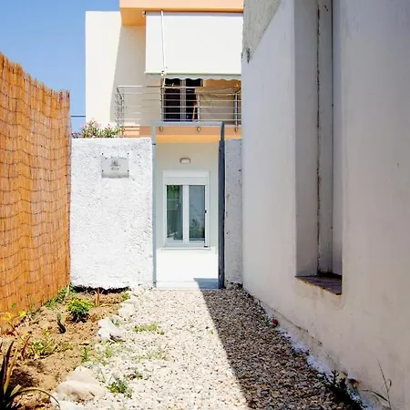 Nyaraló House - Sleeps 4 - Private Courtyard - Parking