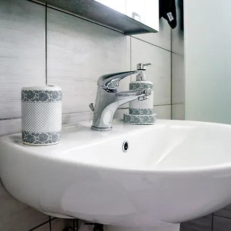 House - Sleeps 4 - Private Courtyard - Parking *