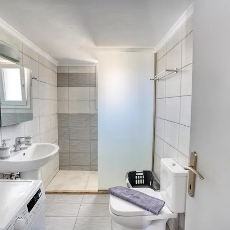 House - Sleeps 4 - Private Courtyard - Parking بيت للعطل Kardamena (Kos)