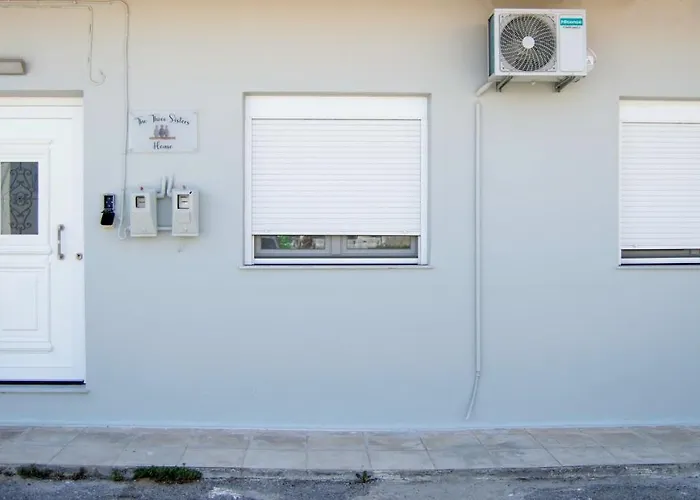 House - Sleeps 4 - Private Courtyard - Parking 펜션