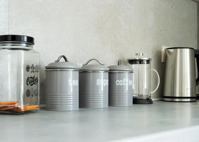 House - Sleeps 4 - Private Courtyard - Parking *