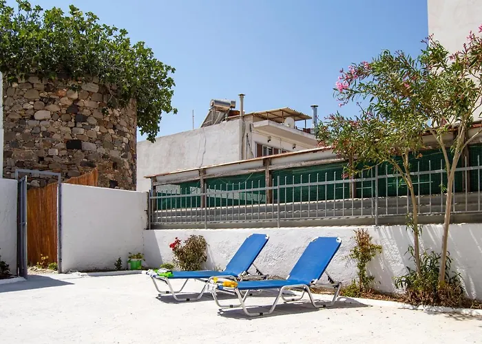 House - Sleeps 4 - Private Courtyard - Parking 펜션