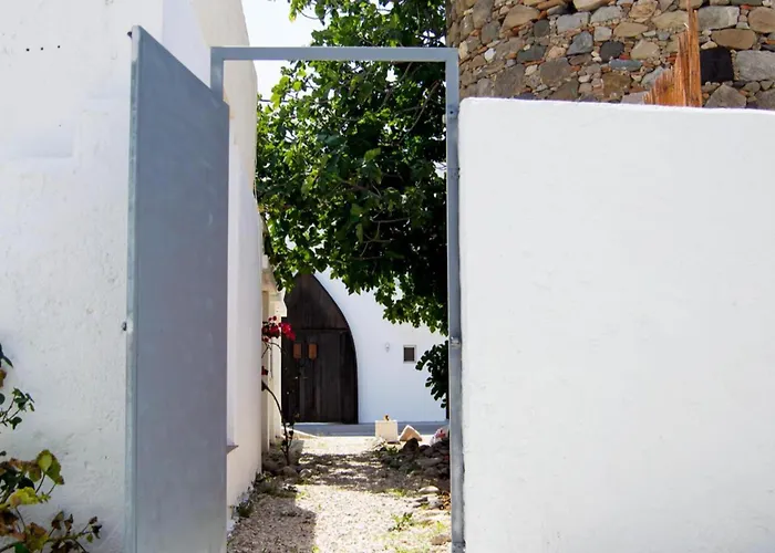 House - Sleeps 4 - Private Courtyard - Parking 펜션