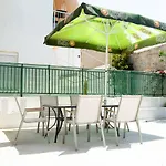House - Sleeps 4 - Private Courtyard - Parking
