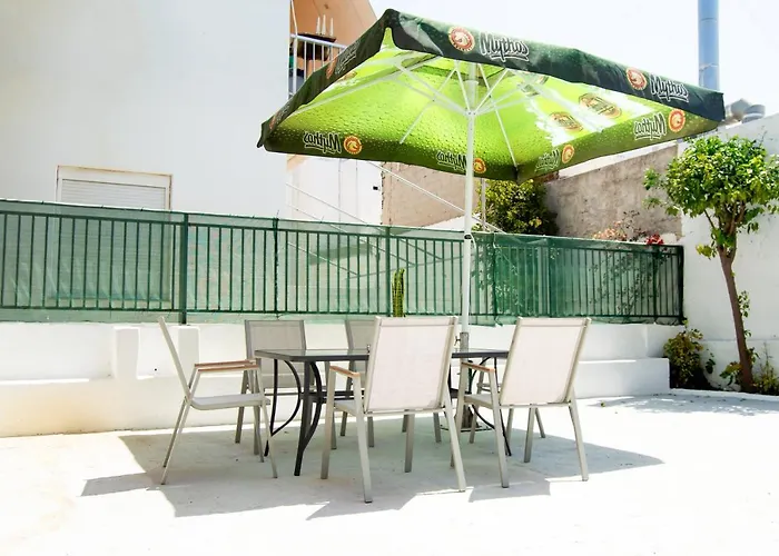House - Sleeps 4 - Private Courtyard - Parking