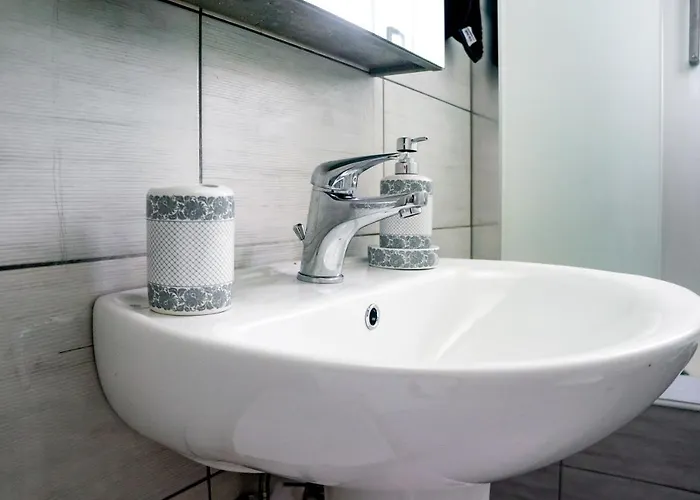 House - Sleeps 4 - Private Courtyard - Parking *